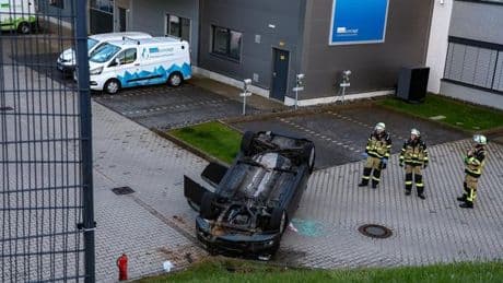 Nahe Wuppertal: Auto durchbricht Zaun, Fahrerin schwer verletzt