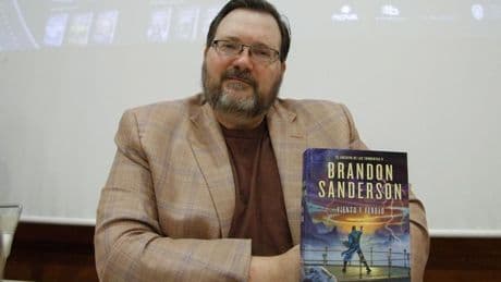 Brandon Sanderson, el autor de fantasía que arrasa en España