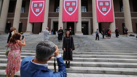 États-Unis: Harvard conteste en justice l'interdiction par Donald Trump des étudiants étrangers