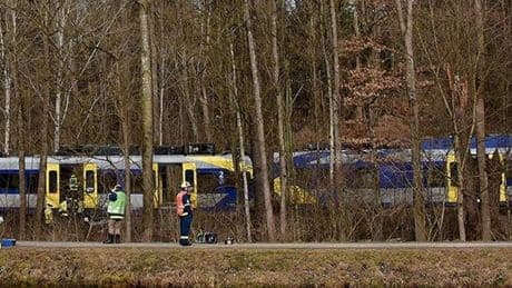 Almanya’da yolcu treni raydan çıkarak devrildi: 3 ölü, 34 yaralı