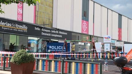 Muere una persona tras caerle encima un trozo de hormigón en un centro comercial de Sabadell