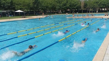 Vigilantes privados en las piscinas de Tàrrega para evitar restos fecales en el agua