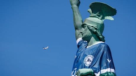 Bielefeld im DFB-Pokal-Fieber – Hermannsdenkmal erhält riesiges Arminia-Trikot
