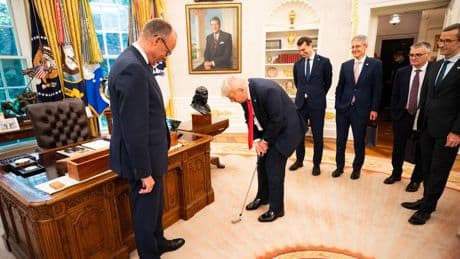 Bei Washington-Besuch: Merz schenkt Trump Golfschläger – und bekommt ein Gegengeschenk für sein Hobby