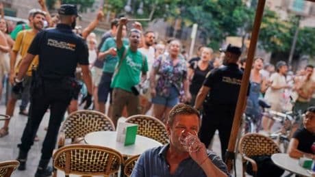 Spanier ärgern Urlauber bei Protesten gegen Massentourismus mit Wasserpistolen
