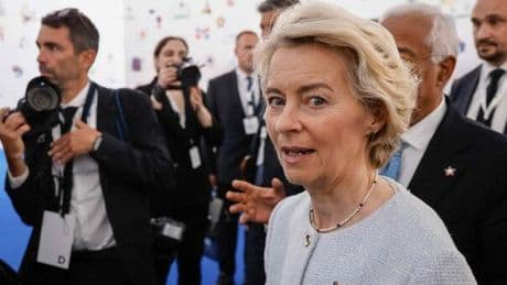 Meloni al contrattacco dopo il caso di Tirana: media sui dazi e fa incontrare Vance e Ursula