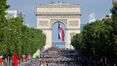 EN DIRECT - 14 Juillet : Emmanuel Macron est arrivé place de l’Étoile, le défilé sur les Champs-Élysées va bientôt commencer