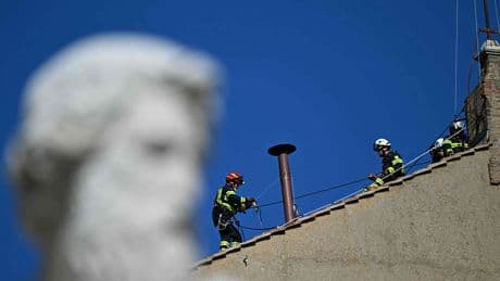 El Vaticano instala una chimenea en la Capilla Sixtina para el Cónclave que elegirá a un nuevo Papa