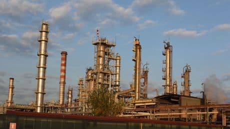 Borse,  la tregua in Iran traballa. L'Europa tiene ma il petrolio frena la caduta