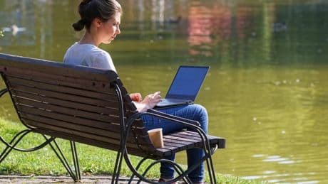 Flexibilité totale : les métiers qui permettent vraiment de vivre à l’étranger
