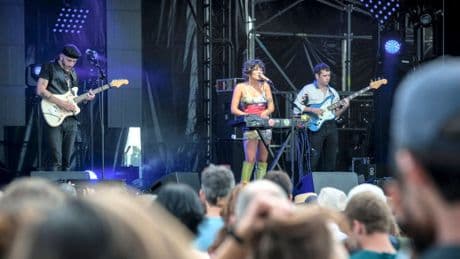 « Jusqu’à ce que ce soit normal » : agressée en plein concert, Rebecca Baby, la chanteuse du groupe Lulu Van Trapp se met seins nus pour dénoncer les violences sexistes