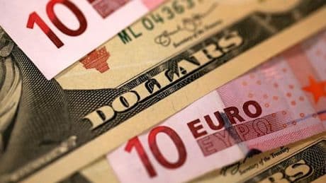 Le dollar gagne 1% face à l'euro, profitant de l'accord entre l'UE et Washington