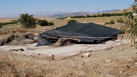 Fidan dikimi için tarlasına girdi, kazmayı vurunca şok oldu! Toprağın altından öyle bir şey çıktı ki… Tam 1700 yıllık