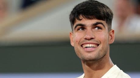 Alcaraz in vier sets langs Dzumhur op Roland Garros, ook Swiatek en Sabalenka door