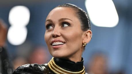 Miley Cyrus laat ’zalmsperma’ in gezicht injecteren: ’Mijn huid ziet er nu goed uit!’