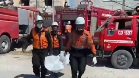 Gaza, la tragedia di Alaa, la dottoressa che ha perso 9 dei suoi dieci figli in un raid israeliano mentre era al lavoro