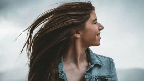 Capelli ribelli a 50 anni, ecco come domarli in modo naturale