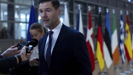 "Mio figlio è neonazista". L'imbarazzo del ministro dell'Immigrazione svedese