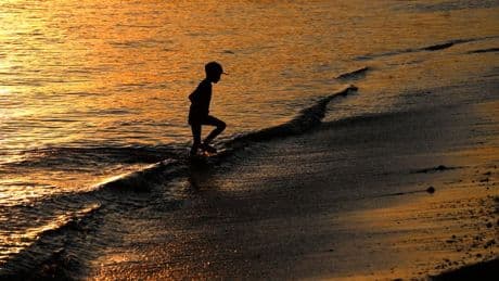 Brûlures rapides, mutations de l'ADN: pourquoi les enfants ne doivent pas être exposés au soleil avant 3 ans