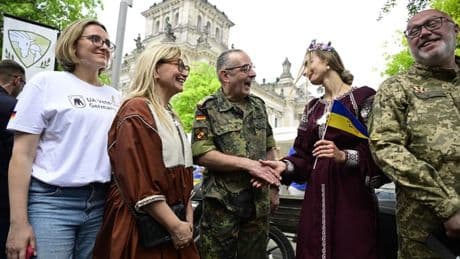 Alors que l'Allemagne veut se doter de "l'armée la plus puissante d'Europe", la population, auparavant pacifiste, célèbre ses militaires
