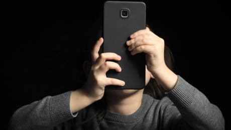 Ekran bağımlılığı çocuklarda özgüven eksikliği, depresyon ve kaygıya sebep oluyor: Ebeveynlerini örnek alıyorlar
