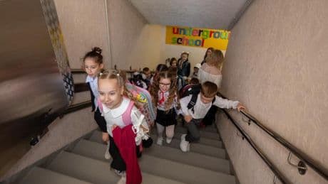 Dans les sous-sols de Kharkiv, une ville parallèle : “Ici, ils peuvent oublier la guerre”