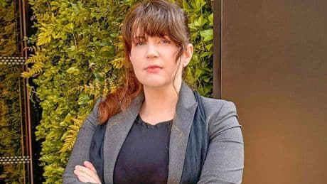 La despiden por dormirse borracha en una sauna durante un viaje de trabajo pero gana el juicio por su TDHA
