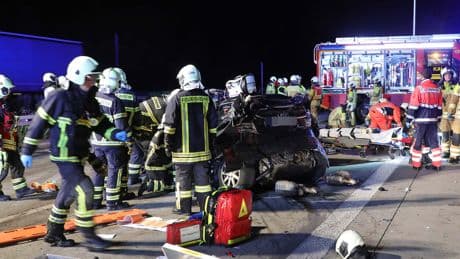 Unfall auf der A17 - Lkw rast in Pannen-Audi, ein Insasse stirbt