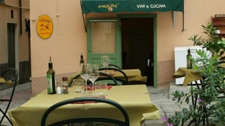 Bordighera, ordinano la cena poi tentano la fuga: lite al ristorante