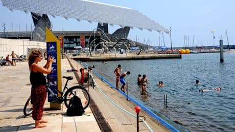 Así es la playa sin arena de Barcelona: &#039;piscina&#039; de agua salada con bandera azul