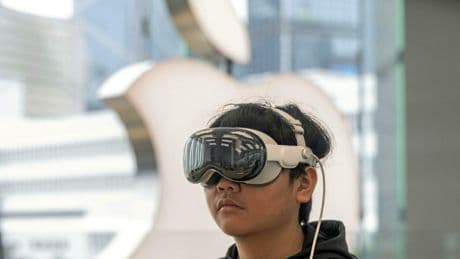 « Il faut le jeter au sol » : un an après, ces acheteurs regrettent leur casque Vision Pro à 3 500 dollars