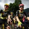 Peloton is begonnen aan koninginnenrit richting Col de la Loze, wie gaat er mee in de vlucht?