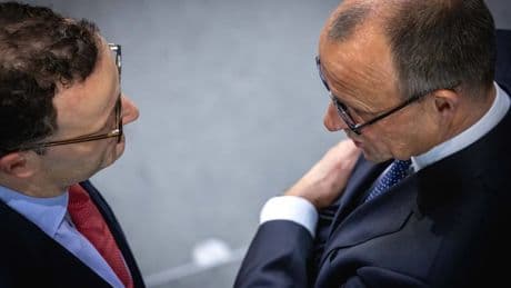Koalition leckt Wunden: Eine große Hilfe ist Spahn dem Kanzler bisher nicht