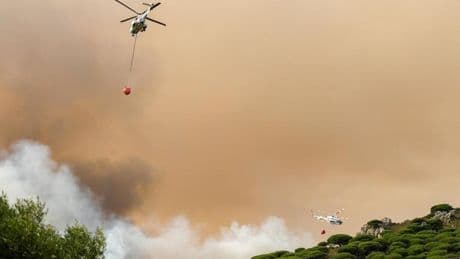 Más de cien efectivos siguen trabajando en el incendio de Tarifa, provocado por una autocaravana