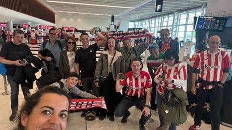 Odisea en Manchester: 44 athleticzales se quedan tirados una noche por un problema con su vuelo
