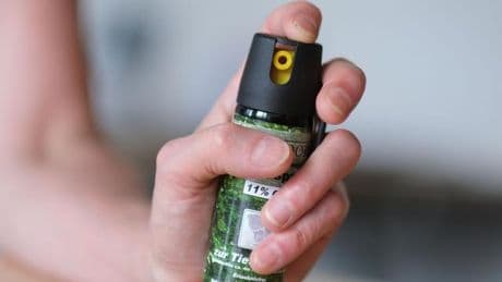 Vorfall in Karlsruhe: Mann sprüht Pfefferspray in Bahn - Zwölf Kinder verletzt