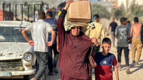 Gaza, il dramma della fame: la folla assalta un sito di aiuti