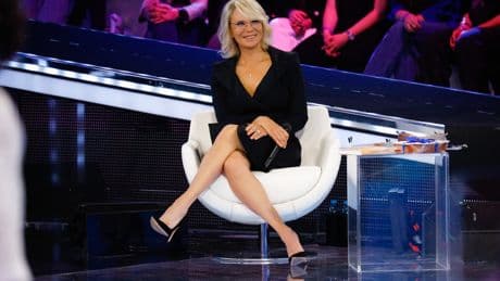 Finale Amici 2024: Maria De Filippi conduce l’ultima sfida in diretta su Canale 5