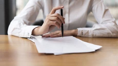 Un experto en inversiones explica cómo hacer el testamento para proteger al cónyuge y los hijos: &quot;Hay una diferencia importante&quot;