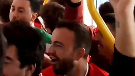 Fiestón en el tranvía a Old Trafford: «¿Y si pasamos qué?»