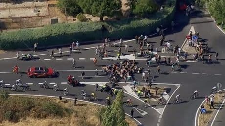 Nuevo incidente en La Vuelta: un grupo de manifestantes propalestinos trata de paralizar la etapa