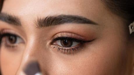 Jen Barreiro, maquilladora: "Si tienes el párpado caído, el 'eyeliner' recto va a levantar tu mirada"