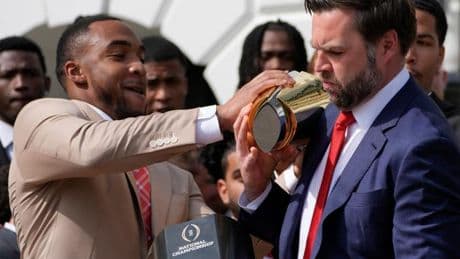 Trump-Vize Vance zerlegt Football-Pokal