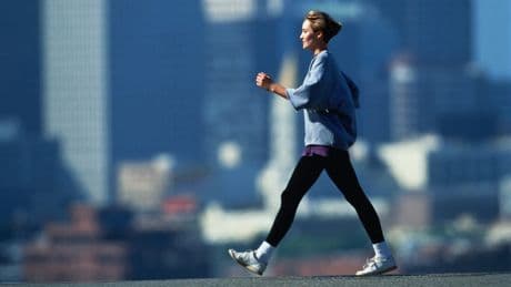 Vergessen Sie Yoga und Pilates! - Wie „japanisches Gehen“ fit und schlank macht