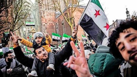 Politie doet inval in Houten en rolt bende op die Syrische migranten naar Nederland en West-Europa smokkelde: ’480 mensen per dag’