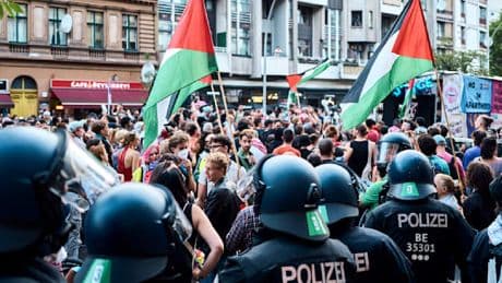 Flaschenwürfe und Verletzte – Polizei löst propalästinensische Queer Pride auf