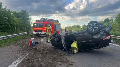 A 26: Mutter und einjähriges Kind bei Unfall schwer verletzt