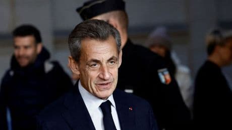 Sarkozy’nin onur nişanı geri alındı