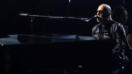 Touché par une affection au cerveau, le chanteur Billy Joel contraint d’annuler une série de concerts
