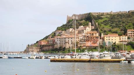 El pueblo de Italia donde murió Caravaggio y que se está convirtiendo en uno de los destinos más populares